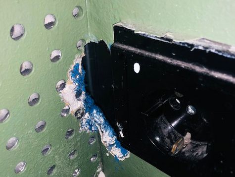 Eintrittsstelle für Mäuse neben Steckdose