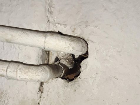 Häufiger baulicher Mangel bei Mäusebefall - Loch neben Rohrleitung